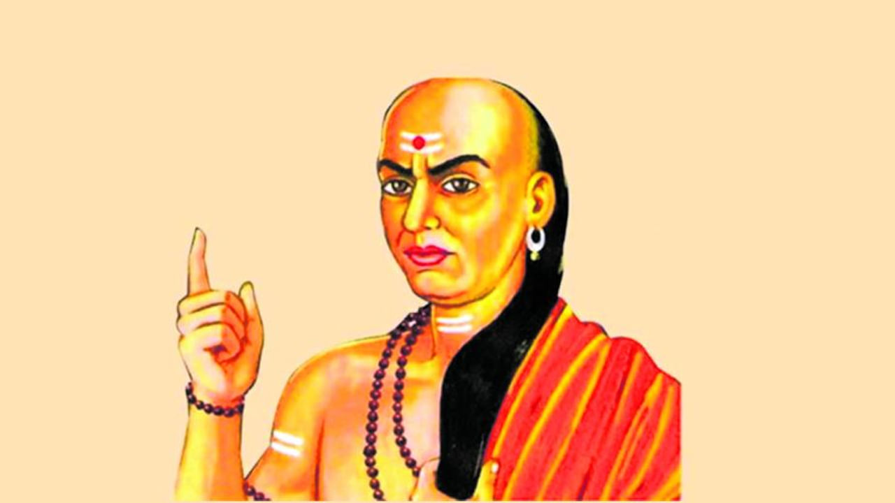 అదే విధంగా చాణక్యుడు, ఒక వ్యక్తి బతికి ఉన్నప్పుడు ఎలాంటి పాపాలు చేయకూడదు అనే విషయాన్ని వివరంగా తెలియజేశాడు. ఆయన జీవితంలో మనం చేసే కొన్ని తప్పులే మన జీవితాన్ని నరకప్రాయంగా మారుస్తాయి, కొన్ని తప్పులు మనం మరణించిన తర్వాత కూడా అవి మనల్ని వదలవు అని చెప్పుకొచ్చాడు కాగా, అవి ఏవో ఇప్పుడు తెలుసుకుందాం.