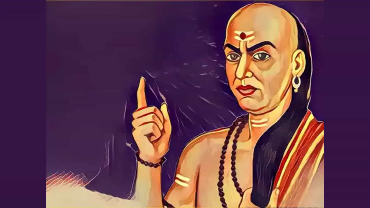 ఒక వ్యక్తి తమ స్నేహితులు లేదా బంధువులకు తమ దగ్గర ఉన్న ధనం గురించి ఎట్టిపరిస్థితుల్లో తెలియజేకూడదంట. దీని వలన ఇది తర్వాత తర్వాత చాలా సమస్యలను తీసుకొస్తుంది. మరీ ముఖ్యంగా మీ దగ్గర ఉన్న ధనం మీరు ఇతరులకు చెప్పడం వలన ఆ ధనం మీ దగ్గర నిలవదు అని చెప్తున్నాడు ఆ చార్య చాణక్యుడు. అందుకే మీ ఇంటిలోని డబ్బు గురించి ఇతరులకు చెప్పకూడదంట.
