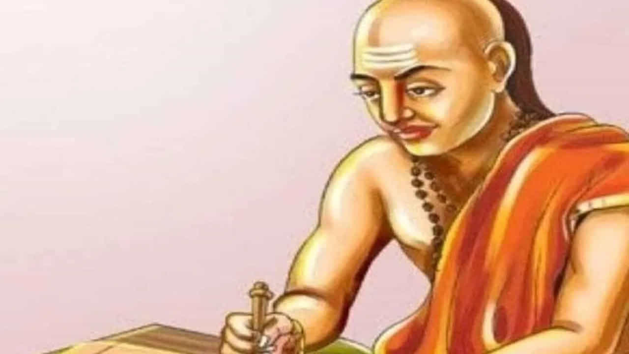 ఆచార్య చాణక్యుడు మోసం చేయడం మహాపాపం అని చెప్పుకొచ్చారు. అది స్నేహం, కుటుంబం లేదా పని సంబంధం ఏదైనా కావచ్చు, మీరు ఎవరినైనా మోసం చేస్తే మీరు దానికి ప్రతిఫలం అనుభవించాల్సి ఉంటుంది. అలాంటి వారికి ఎప్పటికీ మనశ్శాంతి లభించదని తెలిపారు.