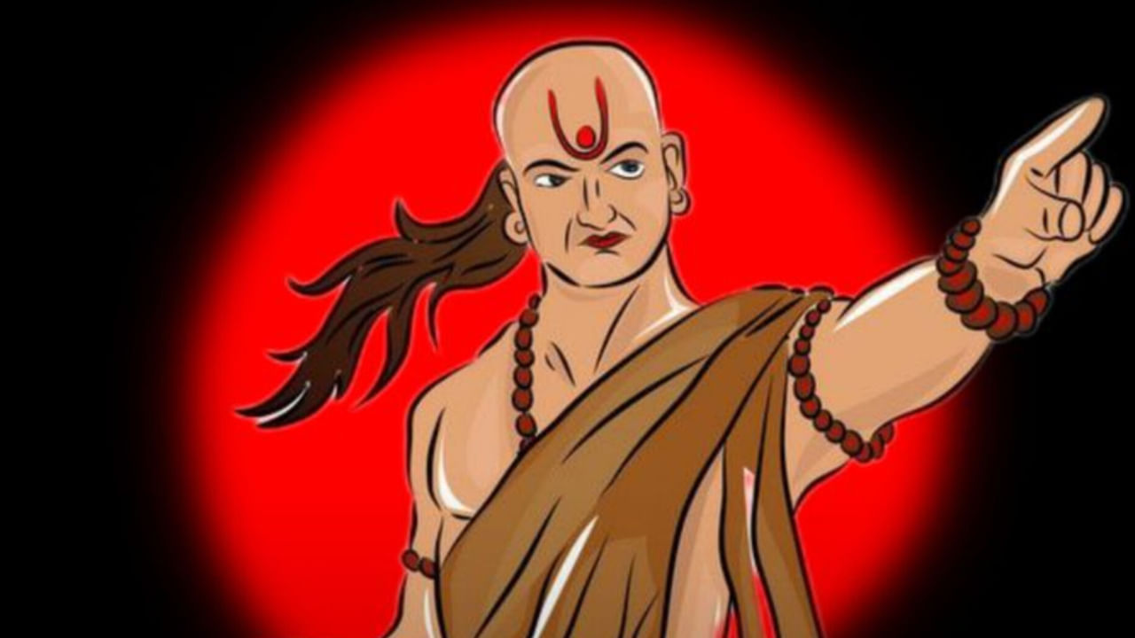 చాణక్యుడు మాట్లాడుతూ, ఏ వ్యక్తి అయితే ఎక్కువగా ఖర్చు చేస్తాడో,  ముఖ్యంగా ఆదాయానికి మించి ఎవరైతే ఖర్చులు చేస్తారో వారు ఎప్పుడూ ఆర్థిక సమస్యలతో సతమతం అవుతారు. అలాంటి వారు ఎంత సంపాదించినా అది వృధానే, అందుకే ఎప్పుడూ కూడా ఖర్చుల విషయంలో ఒకటికి రెండు సార్లు ఆలోచించాలని చెబుతున్నాడు చాణక్యుడు.