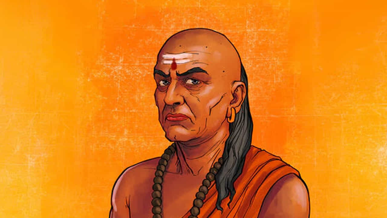 అయితే చాణక్యుడు జాబ్ విషయంలో కూడా ఎన్నో విషయాల గురించి తెలియజేయడం జరిగింది. ప్రస్తుత రోజుల్లో జాబ్ మానెయ్యడం అనేది సాధ్యమైన పని కాదు. కొన్నిసార్లు ఇది ఆర్థికసమస్యలను, ఒత్తిడిని పెంచుతుంది. అందుకే జాబ్ మానేసే విషయంలో తప్పకుండా కొన్ని నియమనిబంధనలు పాంటించాలని చెబుతున్నాడు. అవి ఏవో ఇప్పుడు మనం వివరంగా తెలుసుకుందాం.