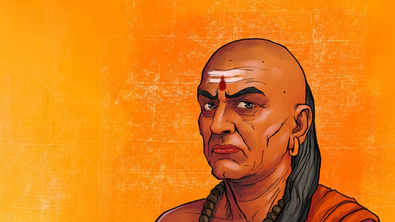 ఆచార్య చాణక్యుడు చేయకూడని పాపాల గురించి తెలియజేస్తూ, ఒక వ్యక్తి తమ జీవితంలో వేరొకరి భార్య లేదా భర్తతో అక్రమ సంబంధం పెట్టుకోవడం చాలా పెద్ద తప్పు. అది మీ జీవితంలో మహాపాపంగా మిగిలిపోతుంది. దీని వలన వ్యక్తి సమాజంలో గౌరవం కోల్పోయి, ఎప్పుడూ కష్టాలతో బతకాల్సి వస్తుందని చెప్పుకొచ్చాడు.