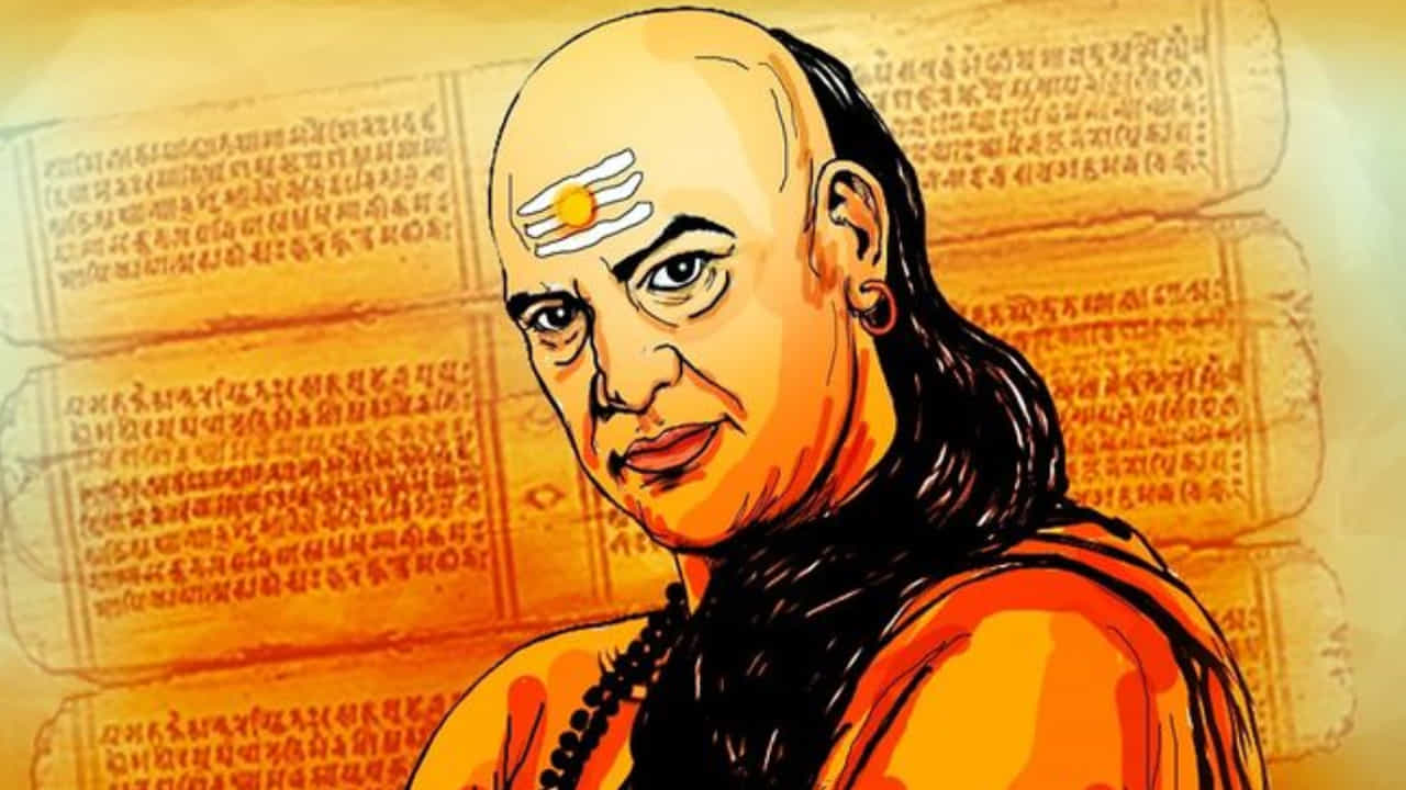 అలాగే ఎవరి ఇంట్లోనైతే ప్రార్థనా మందిరం మురికిగా ఉంటుందో ఎవరి ఇంట్లోనైతే పూజ గది బాగుండదో, ప్రతి రోజూ పూజ జరగదో, ఆ ఇంటిపై లక్ష్మీదేవికి కోపంగా ఉంటుందంట. అంతే కాకుండా సంపద కూడా తగ్గిపోతుందంట. అందుకే పూజ గది ఎప్పుడూ శుభ్రంగా పెట్టుకోవాలని చెబుతున్నారు పండితులు.