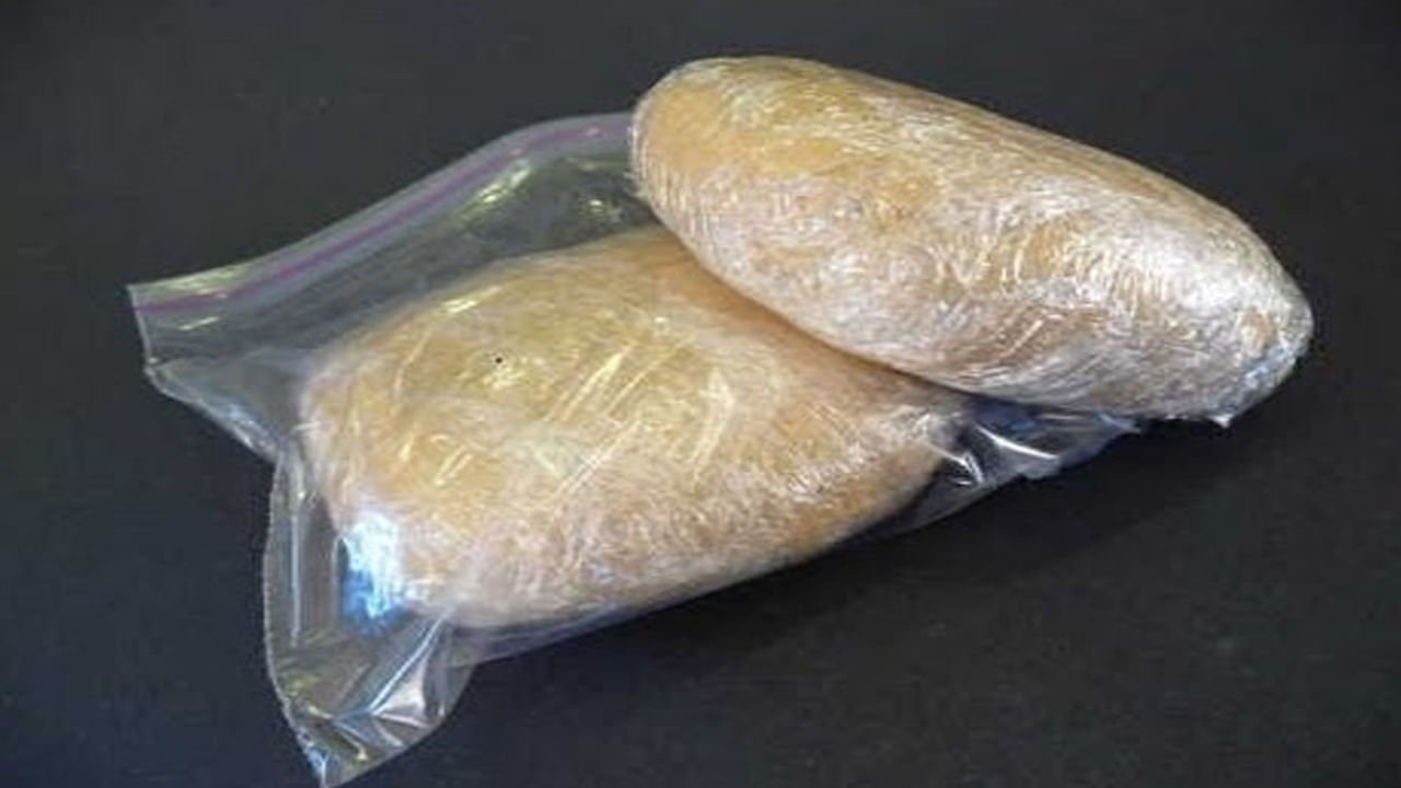 తడిపిన పిండిని ఫ్రిజ్లో ఎక్కువసేపు ఉంచడం మంచిది కాదని వైద్య ఆరోగ్య నిపుణులు చెబుతున్నారు. చాలా మంది రాత్రంతా పిండిని ఫ్రిజ్లో ఉంచుతారు. కానీ ఇది సరైన పద్ధతి కాదని అంటున్నారు. నిజానికి పిండిని పిసికి ఫ్రిజ్లో ఉంచడం వల్ల దానిలోని పోషకాలు నశిస్తాయని ఆరోగ్య నిపుణులు చెబుతున్నారు.