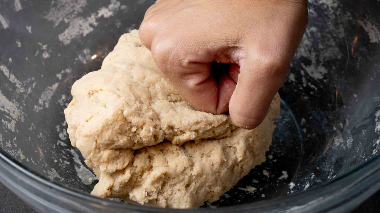 కూల్ వాటర్ ఉపయోగించండి: సాధారణంగా చపాతీలు, పుల్కాలు చేసేటప్పుడు వేడి నీరు కలుపుతూ ఉంటారు. కానీ చేతులకు అంటుకోకుండా ఉండాలంటే సాధారణంగా ఉండే చల్లని నీరు వాడాలి. ఇలా చేయడం వల్ల గిన్నెకు, చేతులకు పిండి అంటుకోకుండా ఉంటుంది. అలాగే పిండి కూడా చాలా సాఫ్ట్గా ఉంటుంది.