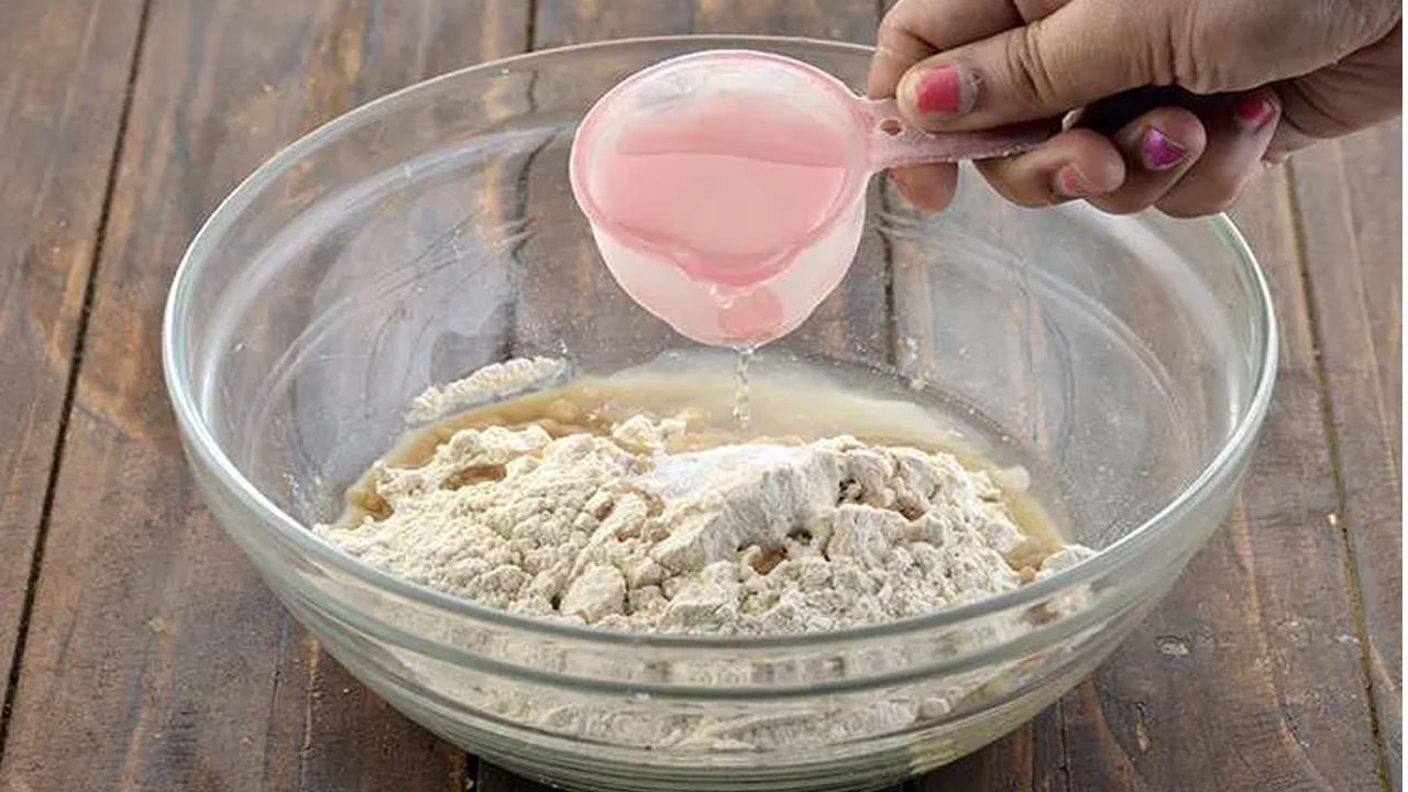 చపాతీ మృదువుగా ఉండాలంటే మొదటగా చపాతీ పిండి తీసుకోండి. అందులో నీటిలో పాటు కొన్ని పాలను, ఒక చెంచా నూనె లేదా నెయ్యిని వేసుకోండి. వీటిని యాడ్ చేయడం ద్వారా పిండి మారుతుంది. పాలలో ఉండే ప్రోటీన్లు తేమను పట్టుకుంటాయి, అయితే కొవ్వు గ్లూటెన్ తంతువులను కప్పివేస్తుంది కాబట్టి అవి త్వరగా గట్టపడవు.