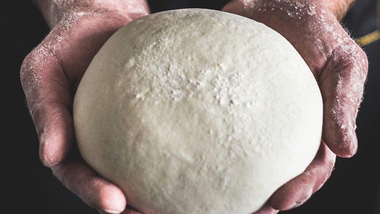 రోటీలు, పూరీలు, చపాతీలు అంటే చాలా మందికి ఇష్టం. ముఖ్యంగా పిల్లలు ఎంతో ఇష్టంగా తింటున్నారు. చపాతీ, రోటీలు ఆరోగ్యానికి కూడా చాలా మంచిది. ఉదయం, రాత్రి పూట కూడా వీటినే తింటున్నారు. ఇవి తినడానికి చాలా రుచిగా ఉంటాయి. కానీ చేయడానికి మాత్రం కాస్త శ్రమించాల్సిందే. పిండిని పిసికి, చపాతీలను చేసి.. కాల్చి చేయాలి. ఏది ఎలా ఉన్నా పిండి సరిగ్గా కలిపితేనే చపాతీలు, రోటీలు ఎంతో రుచిగా ఉంటాయి. అయితే పిండి కలిపేటప్పుడు చేతులకు జిగటగా ఉంటాయి.