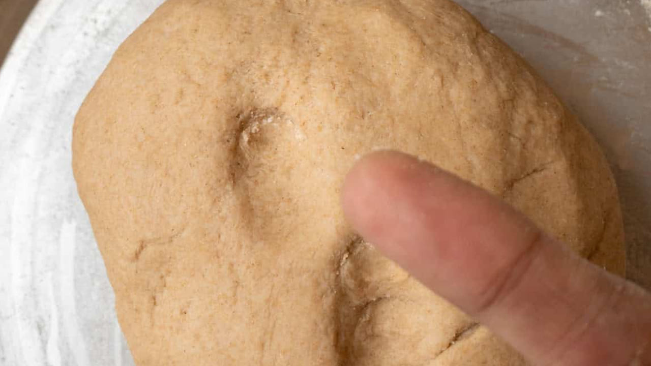 మీ చేతులకు ఆయిల్ రాయండి: పిండి కలిపేటప్పుడు చేతులకు అంటుకోకుండా ఉండాలంటే ఈ చిట్కా కూడా చక్కగా పని చేస్తుంది. పిండిని కలపడానికి ముందు చేతులకు కొద్దిగా నూనె రాసుకోండి. ఇలా చేయడం వల్ల పిండి చేతులకు జిగటగా అంటుకోదు.