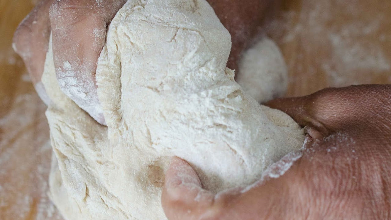 ఉప్పుతో రుద్దండి: చేతులకు, గిన్నెలకు, చపాతీలు చేసిన తర్వాత కర్ర, పీటకు అంటిన పిండి తొలగాలంటే ఉప్పు ఎంతో చక్కగా పని చేస్తుంది. మీ చేతులు లేదా పాత్రలపై కొద్దిగా ఉప్పు లేదా సాల్ట్ వేసుకోండి. పాత్రలను, చేతులను బాగా రుద్దుకోవాలి. ఇలా చేస్తే చేతికి, పాత్రలకు అంటుకున్న పిండి ఈజీగా వదిలిపోతుంది.