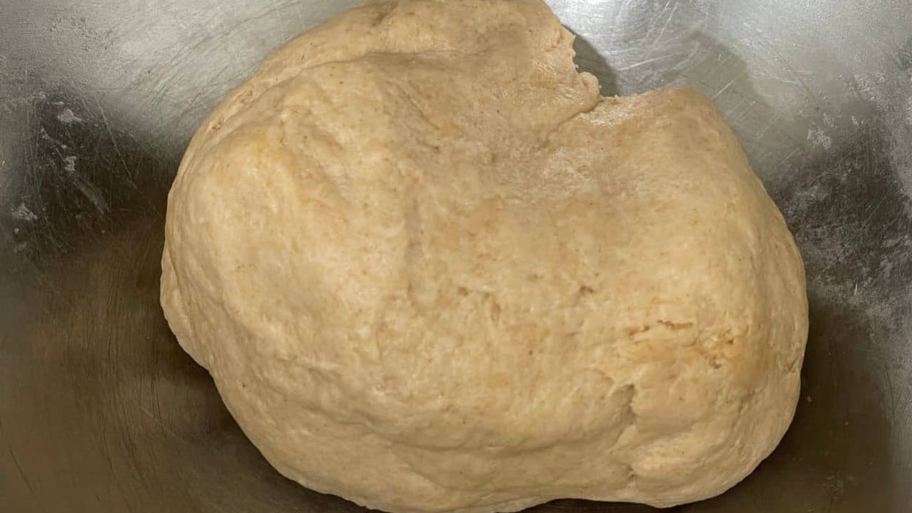 బేకింగ్ సోడా ఉపయోగించండి: చేతులకు, పాత్రలకు అంటుకున్న పిండిని వదిలించు కోవడంలో బేకింగ్ సోడా కూడా చక్కగా పని చేస్తుంది. చపాతీలు చేసిన తర్వాత.. ఒక గిన్నెలో కొద్దిగా బేకింగ్ సోడా, నీళ్లు వేసి పేస్టులా చేసుకోవాలి. ఆ తర్వాత పాత్రలు, చేతులు రుద్దు కోవాలి. ఇలా చేయడం వల్ల చేతులకు అంటుకున్న పిండి త్వరగా వదులుతుంది.