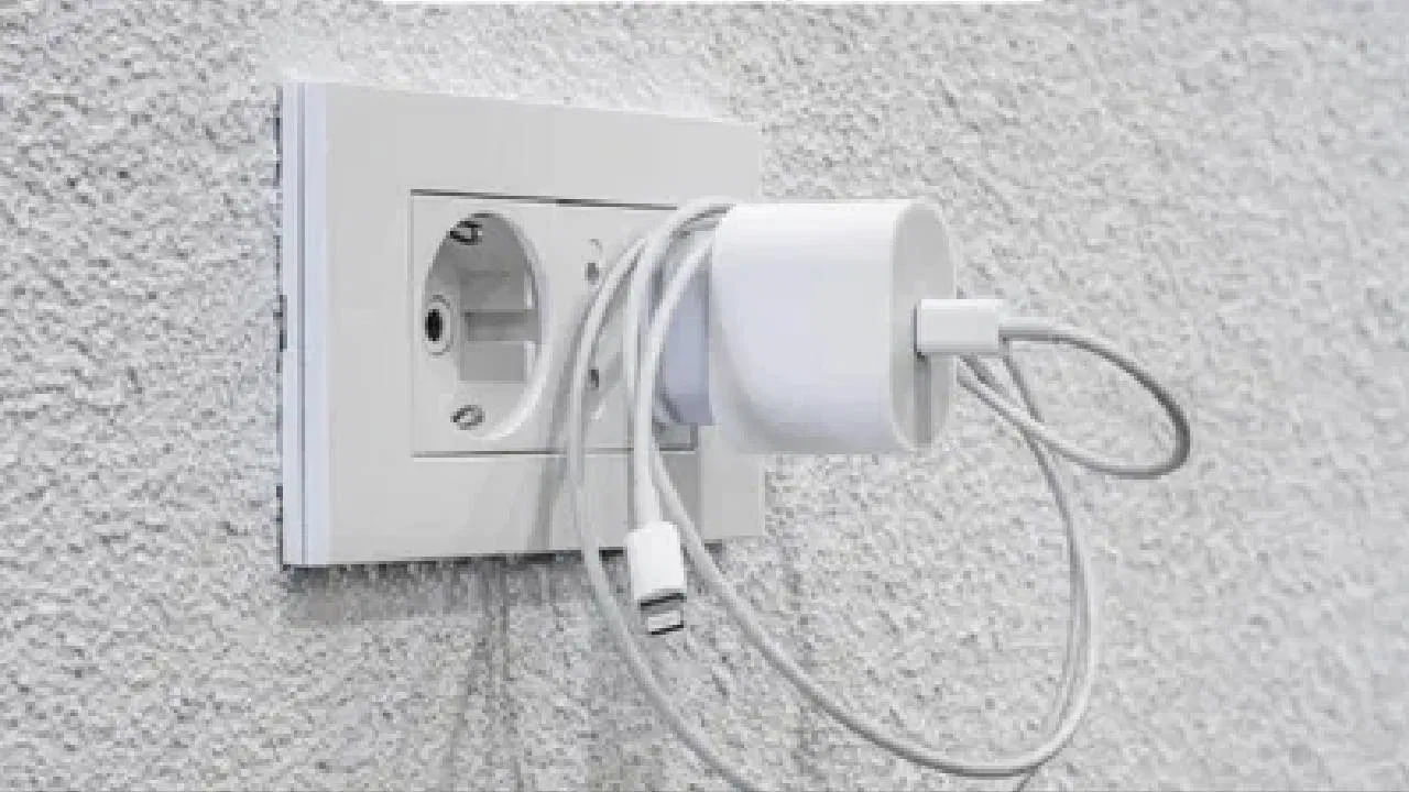 మొబైల్‌ చార్జర్‌ను ప్లగ్ ఇన్ చేసి వదిలేసే అలవాటు మీకూ ఉందా? ఐతే ఏ క్షణమైనా మీ కొంప ఢమాల్..