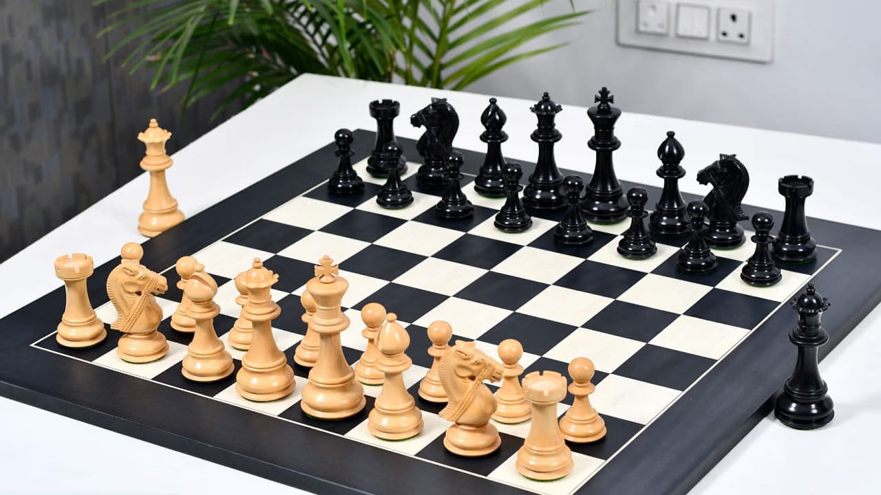 చదరంగం.. పూర్వకాలంలో చెస్ ఎక్కువగా ఇంట్లోనే ఉండేది. ఈ రోజుల్లో ప్రజలు తమ ఫోన్లలో కూడా దీన్ని ఆడటానికి ఇష్టపడతారు. ఇది వ్యూహం, ప్రణాళిక, ఆలోచనా సామర్థ్యం, దృష్టిని మెరుగుపరచడంలో సహాయపడుతుంది. చెస్ ఆడుతున్నప్పుడు, ప్రతి కదలికను ఆలోచనాత్మకంగా చేయాలి. ఇది మెదడు శక్తిని అభివృద్ధి చేస్తుంది. ఈ ఆట ఆడటం వల్ల ప్రణాళిక వేసుకునే, ఓపికగా ఉండే, మీ స్వంతంగా నిర్ణయాలు తీసుకునే సామర్థ్యం పెరుగుతుంది.