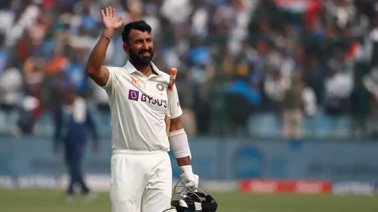 5 Indian Cricketers Nay Announce Retirement: టీం ఇండియా దిగ్గజ బ్యాట్స్మన్ చతేశ్వర్ పుజారా ఇటీవలే క్రికెట్లోని అన్ని ఫార్మాట్ల నుంచి రిటైర్ కావడం ద్వారా తన కెరీర్ను ముగించిన సంగతి తెలిసిందే. పుజారా భావోద్వేగంతో తన అభిమానులకు వీడ్కోలు పలికాడు. ఇప్పుడు అతను వ్యాఖ్యానంతో క్రికెట్లో కొత్త ఇన్నింగ్స్ను ప్రారంభిస్తాడని భావిస్తున్నారు. పుజారా తర్వాత, భారతదేశంలోని మరికొందరు సీనియర్ ఆటగాళ్ళు కూడా త్వరలో రిటైర్మెంట్ ప్రకటించవచ్చని ఇప్పుడు చర్చ జరుగుతోంది. వీరిలో అజింక్య రహానె, ఇషాంత్ శర్మ, మహ్మద్ షమీ, ఉమేష్ యాదవ్, భువనేశ్వర్ కుమార్ వంటి అనుభవజ్ఞులు ఉన్నారు.