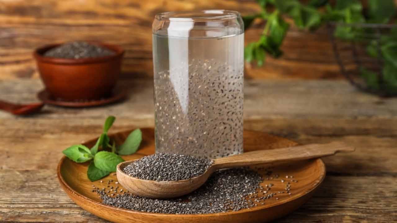 చియా సీడ్స్.. బరువు తగ్గటానికి చాలా మంది చియా సీడ్స్ తింటుంటారు. యాంటీ ఆక్సిడెంట్లు పుష్కలంగా ఉండే ఈ చిన్న విత్తనాలు బోలెడన్నీ ఆరోగ్య ప్రయోజనాలను అందిస్తాయి. చియా సీడ్స్‌ను వాటర్‌లో వేస్తే జెల్ మాదిరి అవుతాయి. ఇవి పేగులను శుభ్రం చేసి ఆరోగ్యంగా ఉంచుతాయి. మీ పేగులు క్లీన్ అవ్వాలంటే చియా సీడ్స్ నానబెట్టిన వాటర్ తాగడం మంచిది.