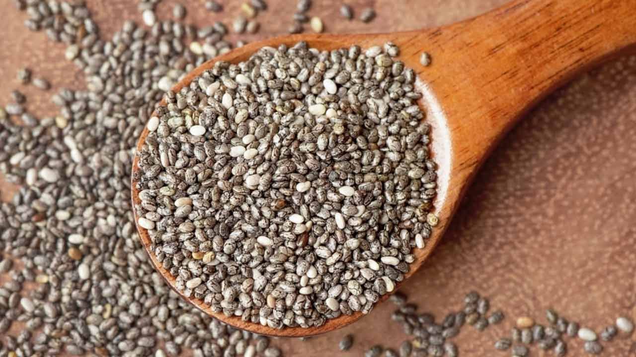 చియా గింజలను ఎప్పుడూ నేరుగా తినకూడదని నిపుణులు చెబుతున్నారు.. ఎందుకంటే అవి నీటిని పీల్చుకుంటాయి. గొంతు లేదా కడుపులో చిక్కుకుపోతాయి. దీనివల్ల ఊపిరాడకపోవడం, మలబద్ధకం, కడుపు నొప్పి వస్తుంది. అందుకే వాటిని ఎల్లప్పుడూ నీరు, పాలు లేదా ఏదైనా ద్రవంలో నానబెట్టిన తర్వాత తినాలని నిపుణులు చెబుతున్నారు. 