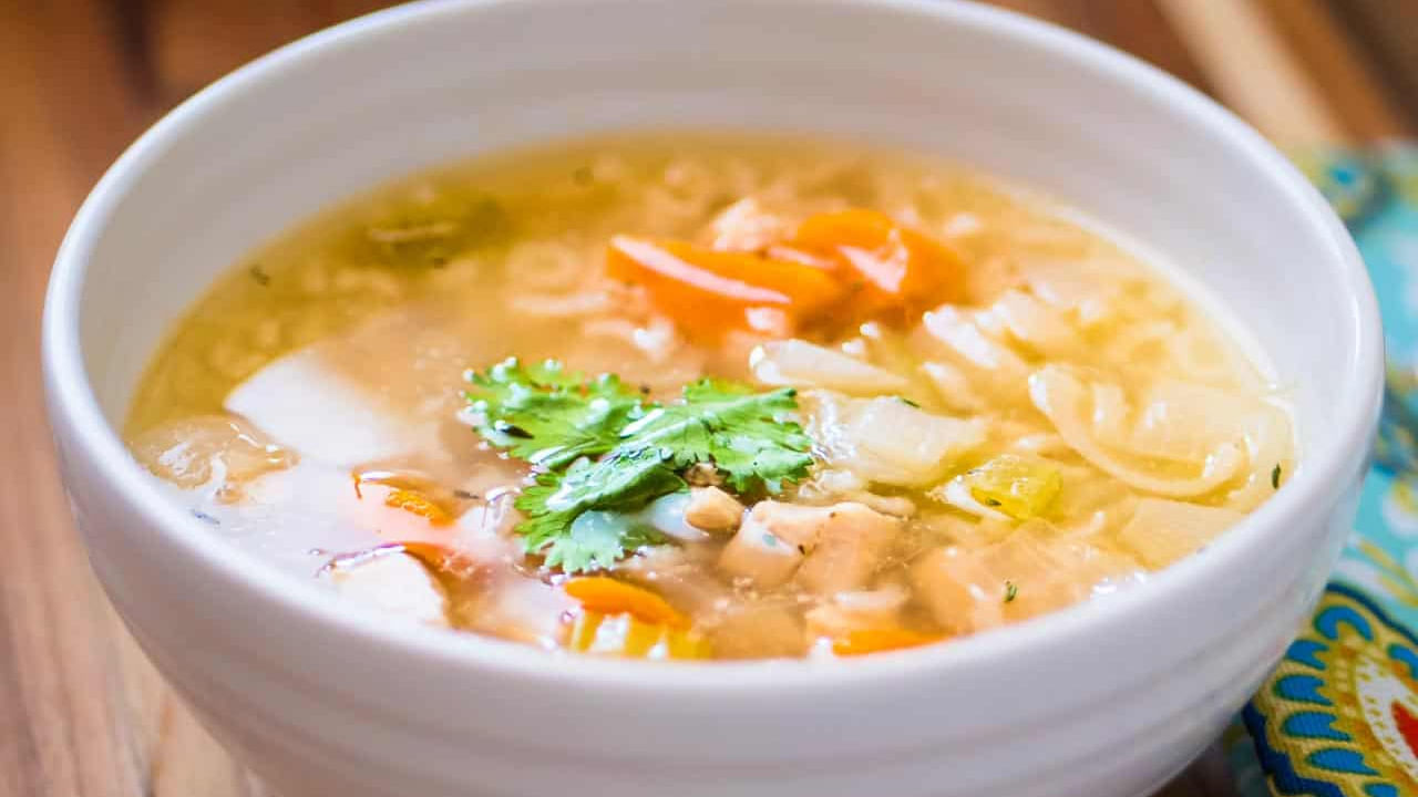 చికెన్ సూప్ అంటే చాలా మందికి రెస్టారెంట్సే గుర్తొస్తాయి. రెస్టారెంట్లకు వెళ్లినప్పుడు చాలా మంది చికెన్ సూప్ వంటివి తాగుతూ ఉంటారు. కానీ ఇంట్లో కూడా మనం సింపుల్గా చికెన్ సూప్ తయారు చేసుకోవచ్చు. అందులోనూ బయట ఎలా పడితే అలా చేస్తూ ఉంటారు. అదే ఇంట్లో అయితే శుభ్రంగా చేసుకోవచ్చు.