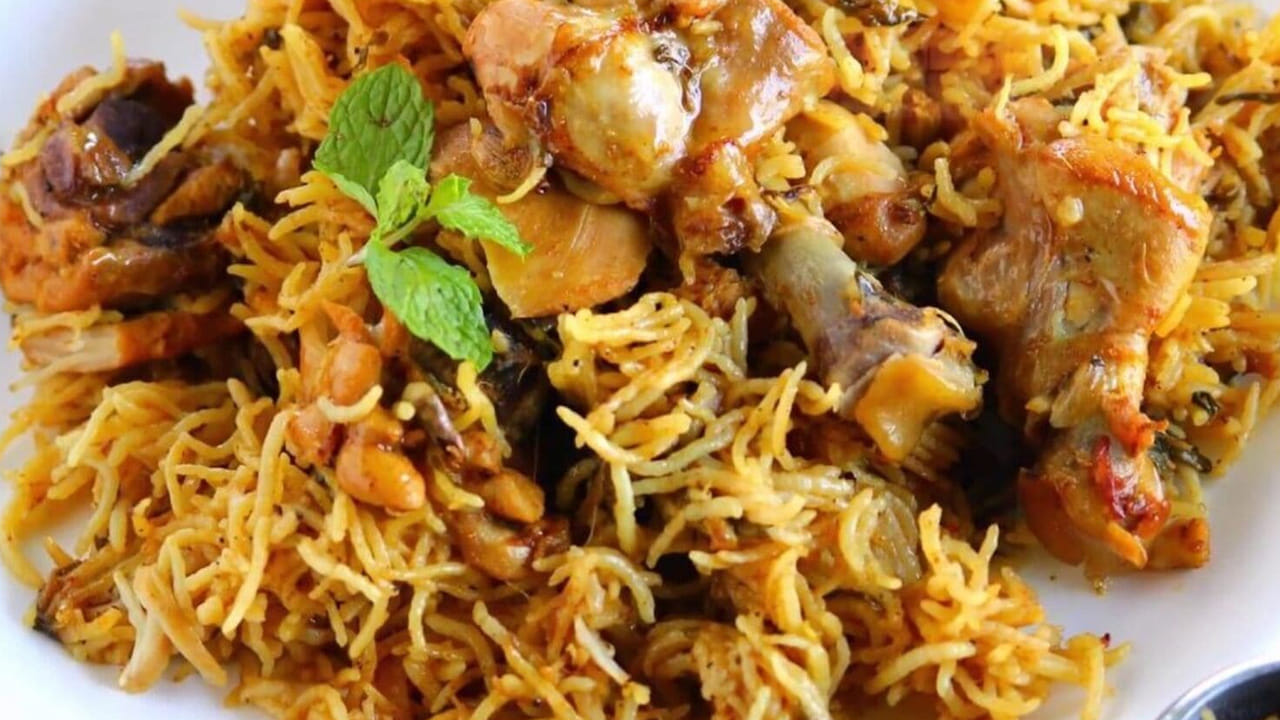 తర్వాత ముందుగా కలిపి పెట్టుకున్న చికెన్‌ను వేయించుకునే కడాయిలో వేయాలి.  తర్వాత దీనిని 10 నిమిషాల పాటు వేయించుకోవాలి. తర్వాత రుచికి సరిపడ ఉప్పు, కారం వేసి వేగనివ్వాలి. తర్వాత మనం ముందుగా పెట్టుకున్న  బాస్మతి రైస్ అందులో వేసి కుక్కర్ మూత పెట్టేయ్యాలి. అంతే టూ విజిల్స్ వచ్చిందంటే స్పైసీ స్పైసీ చికెన్ బిర్యానీ రెడీ.