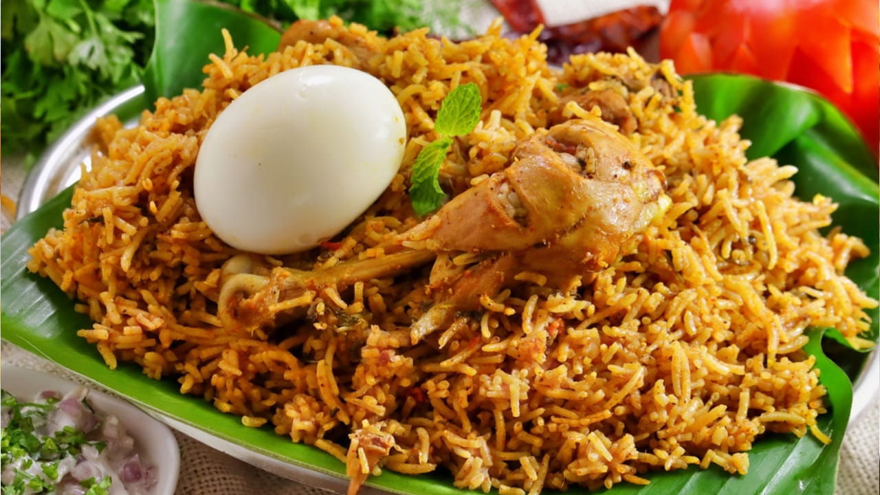 నూనె వేడి అయ్యాక, అర టీస్పూన్ షాజీర, బిర్యానీ ఆకు, దాల్చిన చెక్క, మూడు లేదా ఐదు లవంగాలు, జాపత్రి మూడు బిర్యానీ ఆకులు, 5 యాలకులు రెండు స్టార్ అనాస పువ్వు, మూడు పచ్చి మిర్చి కట్ చేసి పెట్టుకున్నవి, ఉల్లిపాయ ముక్కలు వేసి వీటిని బ్రౌన్ కలర్ వచ్చే వరకు వేగనివ్వాలి. తర్వాత టమోటోను కాస్త పెద్దగా కట్ చేసి, అందులో వేయాలి.