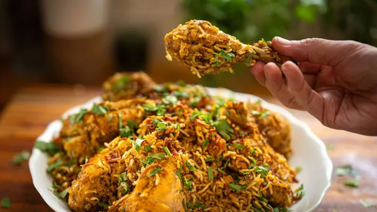 కావాల్సిన పదార్థాలు : చికెన్, బాస్మతి రైస్, కొత్తి మీర, పుదీనా, అల్లం వెల్లుల్లి పేస్ట్, కారం, పసుపు, బిర్యానీ మసాలా, బిర్యానీ ఆకు, బిర్యానీ పువ్వు, జాపత్రి, స్టార్ అనాస, యాలకులు, లవంగాలు, ధనియాల పొడి, గరం మసాలా, ఉప్పు , పెరుగు, ఆయిల్, పచ్చిమిర్చి, ఉల్లిపాయలు, టమాటో, దాల్చిన చెక్క, నెయ్యి.