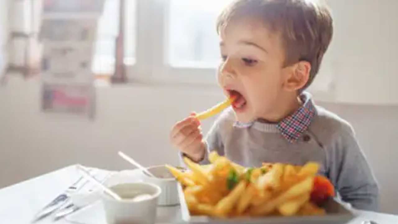 చేపలు ఆరోగ్యానికి చాలా మంచిది.  సాల్మన్, ట్యూనా, సార్డిన్ వంటి చేపలను తినడం ద్వారా ఒమేగా-3 కొవ్వు ఆమ్లాలు లభిస్తాయి. ఇవి మెదడు అభివృద్ధికి చాలా ఉపయోగపడతాయి.