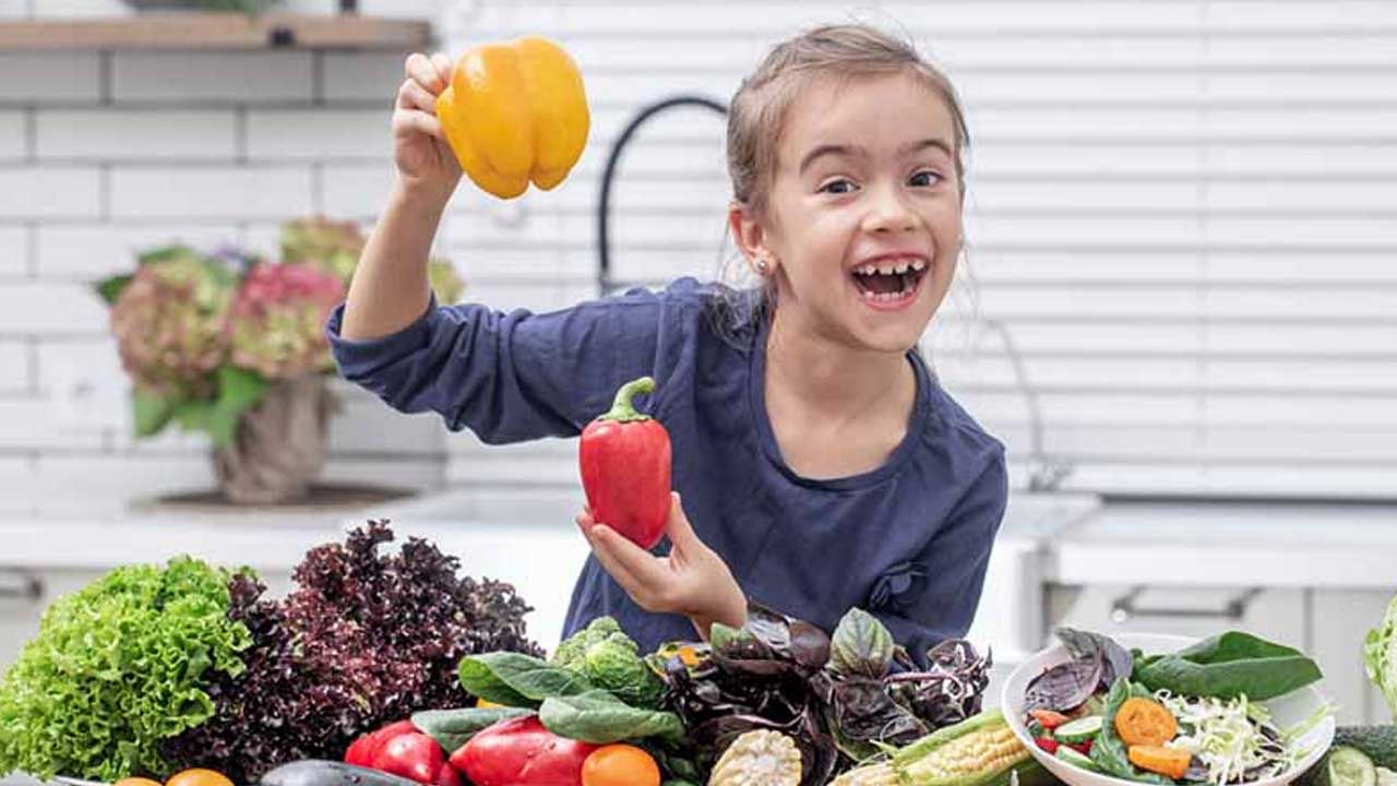 ఎనిమిది సంవత్సరాల కంటే తక్కువ వయసున్న పిల్లలకు ప్రతి రోజూ ఒక గుడ్డు పెట్టడం ఆరోగ్యానికి చాలా మంచిదంట. దీనిలో విటమిన్ బి12, ప్రోటీన్ పుష్కలంగా ఉంటుంది.ఆకు కూరలు ఆరోగ్యానికి చాలా మంచిది. ముఖ్యంగా మెంతి, పాలకూర, కూరగాయలతో వండిన ఫుడ్ పిల్లలకు ప్రతి రోజూ పెట్టాలి. దీని వలన వారు బలంగా, ఆరోగ్యంగా ఉంటారు.