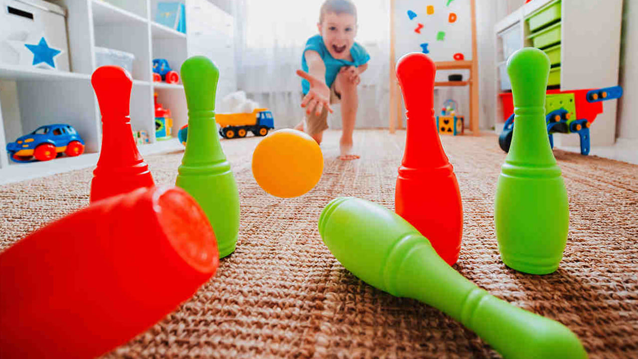 తల్లిదండ్రులు తమ పిల్లల పట్ల చాలా శ్రద్ధ వహించాలి. ఇందులో వారి ఆరోగ్యాన్ని జాగ్రత్తగా చూసుకోవడం, వారికి మంచి విలువలు నేర్పడం, వారి పెరుగుదలను మెరుగుపరచడానికి కొన్ని చిట్కాలు పాటించడం వంటివి ఉంటాయి. పిల్లల నుండి పెద్దల వరకు, మనం ఏ పని చేసినా లేదా ఆటలు ఆడినా, దాని నుండి మనం కొత్తగా ఏదైనా నేర్చుకుంటాం. పిల్లల శారీరక, మానసిక అభివృద్ధిలో తల్లిదండ్రులు చాలా ముఖ్యమైన పాత్ర పోషిస్తారు. అయితే ఈ కాలంలో చాలా మంది పిల్లలు మొబైల్ ఫోన్స్కు బానిసలుగా మారుతున్నారు. వారిని ఫోన్కు దూరం చేయాలన్నా, వారిని తెలివైన వారిగా తీర్చిదిద్దాలన్నా.. కొన్ని గేమ్స్ ఎంతో ఉపయోగపడతాయి. వాటిని మీ పిల్లలతో కలిసి మీరే ఆడండి. ఆ తర్వాత వారిలో మార్పును మీరే స్వయంగా గమనిస్తారు. మరి ఆ గేమ్స్ ఏంటో ఇప్పుడు చూద్దాం..