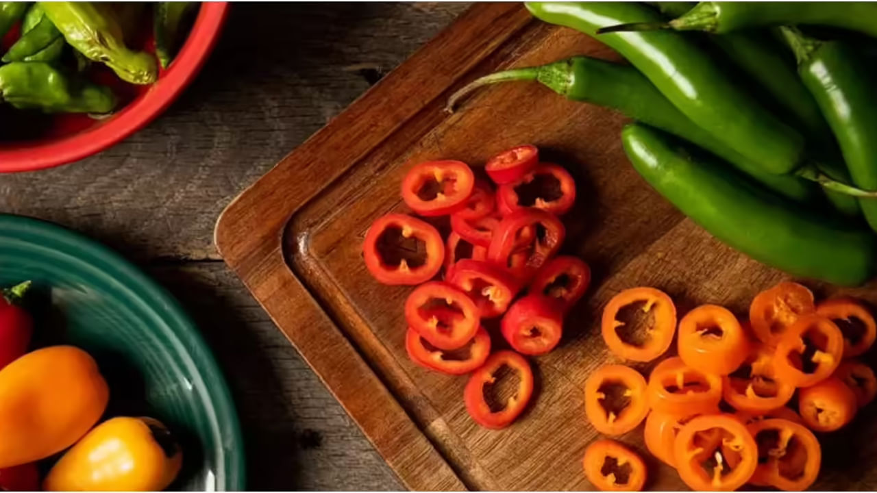 కారం ఎక్కువైనా సరే.. లేదా మిరపకాయను కోరికిన వెంటనే నోటి నుండి హుస్ అనే శబ్దం చేస్తారు. నోరు మొత్తం మండిపోతుంది. అప్పుడు వెంటనే చేతి నీటి గ్లాసు కోసం వెతుకుతుంది. మరోవైపు ముక్కు, కళ్ళ నుండి నీరు ప్రవహిస్తుంది.