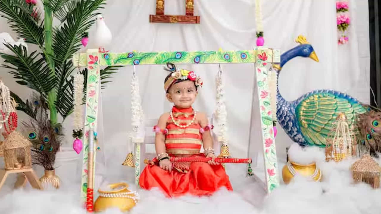 శ్రీ కృష్ణ జన్మాష్టమి రోజున మీ పిల్లలు రంగురంగుల ముద్రిత హరే రామ్, హరే కృష్ణ కుర్తా సెట్లను కూడా ధరించవచ్చు. ఇవి చాలా సౌకర్యవంతంగా ఉంటాయి. అంతే కాకుండా మీ పిల్లల లుక్ను మార్చేస్తాయి. వీటితో పాటు మీరు దండ, గాజులు, నడుము పట్టీని కూడా జోడించవచ్చు.