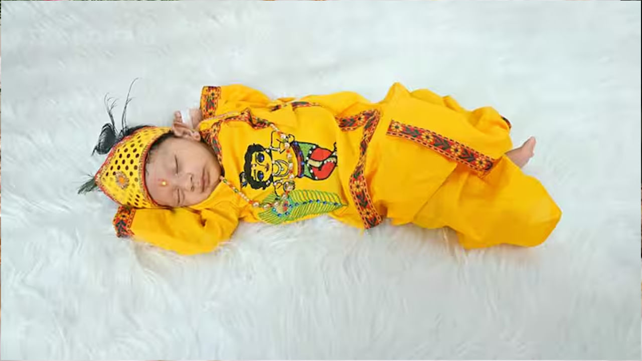  శ్రీ కృష్ణ జన్మాష్టమి నాడు మీ బిడ్డను అందంగా కృష్ణుడిలా అలంకరించుకోవాలా.. దాని కోసం సింపుల్‌గా ఉన్న పసుపు రంగు కుర్తా, దానిపై చిన్న కృష్ణుడి చిత్రం , నెమలి కిరీటం, ఫ్లూట్, ముత్యాల హారం, వంటివి చాలా బాగుంటాయి. అదే విధంగా నొదుటన అందమైన బొట్టు పెట్టడం వలన మంచి కల వస్తుంది. అందంగా కనిపిస్తారు.