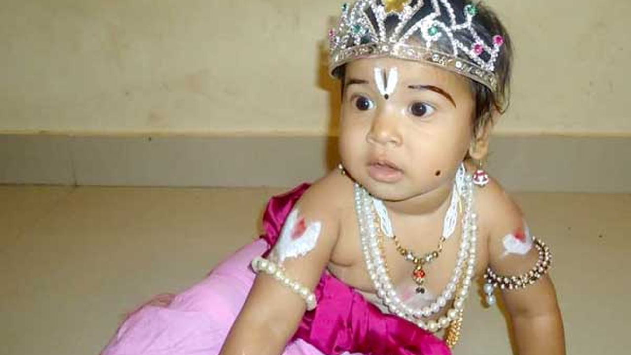 రాఖీ పండుగ అయిపోయిన తర్వాత అందరి దృష్టి శ్రీ కృష్ణ జన్మాష్టమి పైనే ఉంటుంది. ఇప్పటి నుంచే ప్రతి ఒక్కరూ తమ పిల్లలకు మంచి మంచి శ్రీ కృష్ణుడి డ్రెస్సింగ్ స్టైల్ కోసం నెట్టింట తెగ సెర్చ్ చేస్తుంటారు. ఎందుకంటే? ఈ రోజున పెద్ద ఎత్తున శ్రీ కృష్ణుడి పుట్టిన రోజులు జరపడమే కాకుండా, దేవాలయాలు, ఇళ్లల్లో, పాఠశాల్లో  చిన్న కన్నయ్యలతో సందడి వాతావరణం నెలకొంటుంది. చిన్న పిల్లలను శ్రీ కృష్ణుడిలా తయారు చేసి ఉట్టి కొట్టడం, గోపికలతో ఆటలు ఆడించడం లాంటివి చేస్తుంటారు. అయితే మనం చిన్నారుల కోసం అదమైన చిన్ని కన్నయ్య డ్రెస్సింగ్ స్టైల్స్ చూద్దాం పదండి.