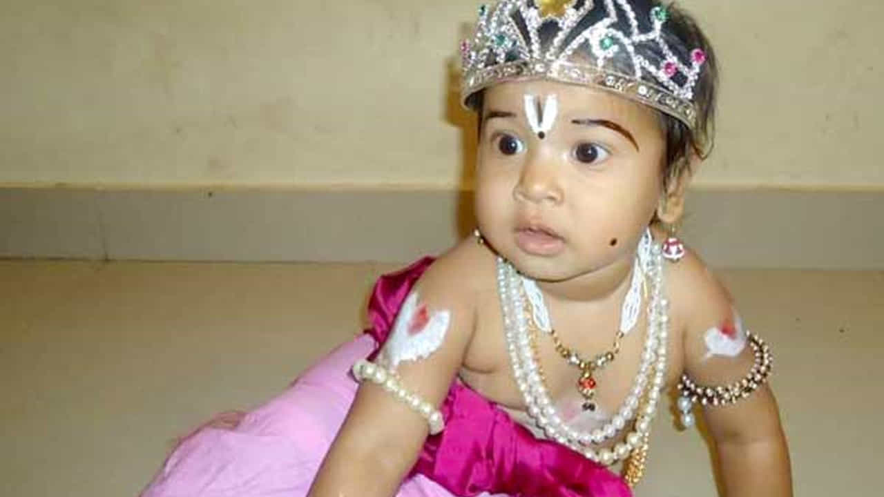 రాఖీ పండుగ అయిపోయిన తర్వాత అందరి దృష్టి శ్రీ కృష్ణ జన్మాష్టమి పైనే ఉంటుంది. ఇప్పటి నుంచే ప్రతి ఒక్కరూ తమ పిల్లలకు మంచి మంచి శ్రీ కృష్ణుడి డ్రెస్సింగ్ స్టైల్ కోసం నెట్టింట తెగ సెర్చ్ చేస్తుంటారు. ఎందుకంటే? ఈ రోజున పెద్ద ఎత్తున శ్రీ కృష్ణుడి పుట్టిన రోజులు జరపడమే కాకుండా, దేవాలయాలు, ఇళ్లల్లో, పాఠశాల్లో చిన్న కన్నయ్యలతో సందడి వాతావరణం నెలకొంటుంది. చిన్న పిల్లలను శ్రీ కృష్ణుడిలా తయారు చేసి ఉట్టి కొట్టడం, గోపికలతో ఆటలు ఆడించడం లాంటివి చేస్తుంటారు. అయితే మనం చిన్నారుల కోసం అదమైన చిన్ని కన్నయ్య డ్రెస్సింగ్ స్టైల్స్ చూద్దాం పదండి.