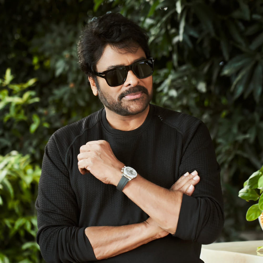 మెగాస్టార్ చిరంజీవిని ఆపద్భాందవుడిగా ఫీల్ అవుతున్నారు ఆయనతో కలిసి నటిస్తున్న హీరోయిన్స్‌. ప్రజెంట్ రెండు సినిమాల్లో నటిస్తున్నారు చిరు. ఆ రెండు సినిమాల్లో సీనియర్ హీరోయిన్లతోనే జోడీ కడుతున్నారు. 