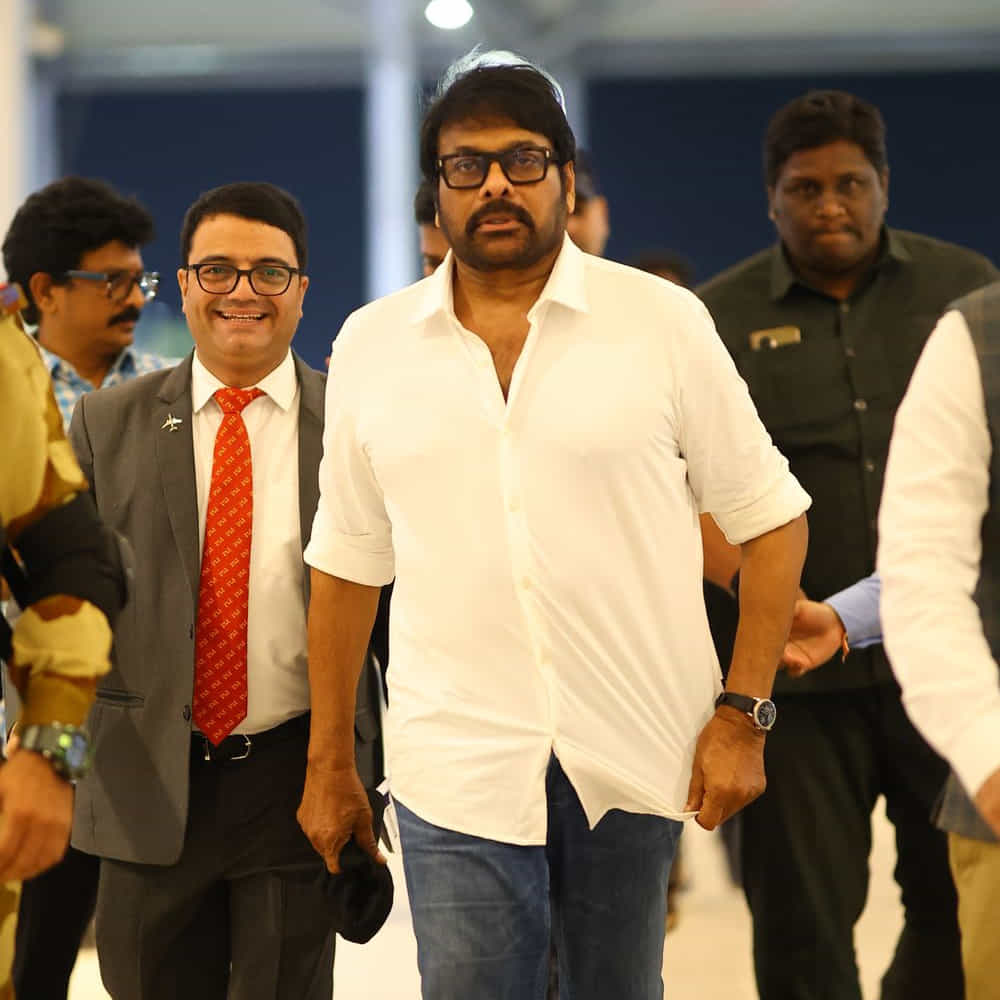 అన్నీ కుదిర్తే ఒకేసారి నాలుగు సినిమాల అప్డేట్స్ రానున్నాయి ఈ ఆగస్ట్ 22న..! చిరంజీవి ప్రస్తుతం విశ్వంభరతో పాటు అనిల్ రావిపూడి సినిమాలు చేస్తున్నారు. ఇందులో వశిష్ట సినిమా షూట్ పూర్తైపోయింది.. ఈ మధ్యే బాలీవుడ్ బ్యూటీ మౌనీ రాయ్తో అదిరిపోయే స్పెషల్ సాంగ్లో చిందేసారు చిరు.