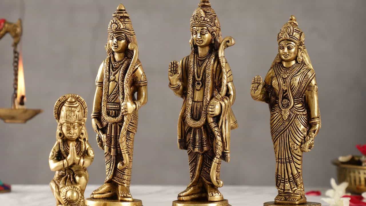 హనుమాన్ ఎందుకు చిరంజీవి..? పురాణం ప్రకారం.. సీత, రాముడు హనుమాన్కు చిరంజీ వి (ఎప్పటికీ బతికి ఉండే వరం) వరం ఇచ్చారు. కలియుగంలో మంచివాళ్లు కష్టాల్లో ఉంటే వారికి సహాయం చేయడానికి హనుమాన్ వస్తారని రాముడు ఆజ్ఞాపించాడని చెబుతారు. అందుకే ఎక్కడ రాముడి పేరు చెబుతారో అక్కడ హనుమాన్ ఉంటారని నమ్ముతారు.