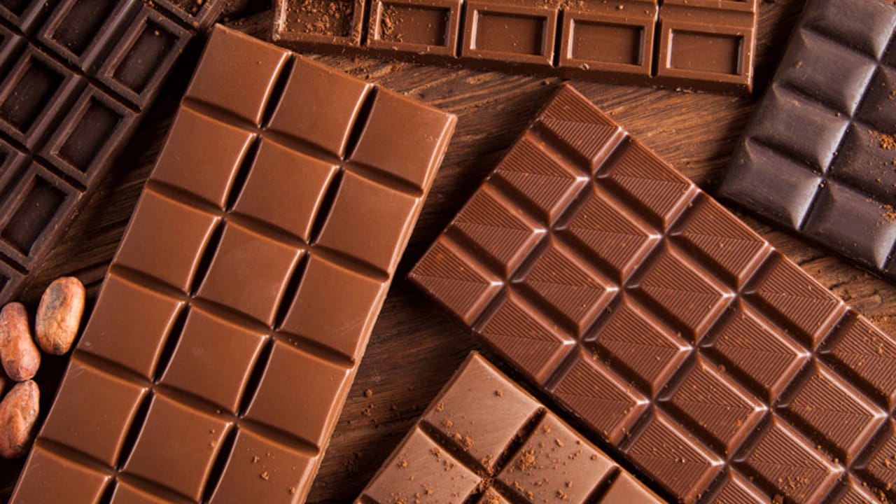 మైగ్రేన్లు ఒకసారి వస్తే.. ఈ నొప్పిని వదిలించుకోవటం అంత సులభం కాదు. చాక్లెట్ మైగ్రేన్‌లను మరింత తీవ్రతరం చేస్తుంది. చాక్లెట్ ఆధారిత పానీయాలు, స్వీట్లు, చాక్లెట్ ఆధారిత ఆహారాలు తినడం నొప్పిని మరింత తీవ్రతరం చేస్తుంది. చాక్లెట్‌లోని కెఫిన్, టానిన్‌ల వల్ల ఇది జరుగుతుంది.