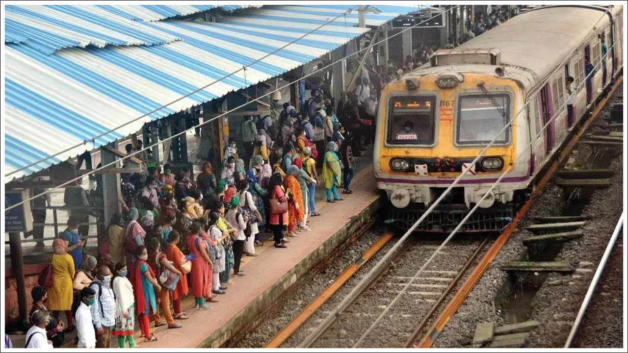 చర్చ్‌గేట్ స్టేషన్‌ నుంచి సుదూర రైళ్లు బయలుదేరవు. కానీ ఇది వెస్ట్రన్ లైన్‌లోని స్థానిక రైళ్లకు టెర్మినస్. ప్రతిరోజూ 819 కంటే ఎక్కువ రైళ్లు ఇక్కడి గుండా వెళతాయి. రైల్‌యాత్రి ప్రకారం, ఇక్కడి నుండి మొదటి రైలు విరార్‌కు ఉదయం 04:15 గంటలకు బయలుదేరుతుంది. అలాగే చివరి రైలు బోరివలికి తెల్లవారుజామున 1:00 గంటలకు బయలుదేరుతుంది.