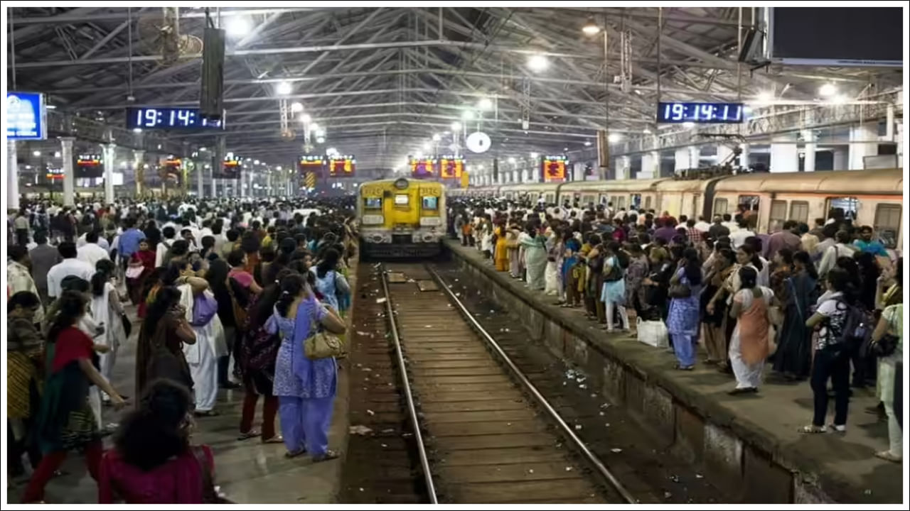 Indian Railways: పశ్చిమ రైల్వే చివరి స్టేషన్ చర్చిగేట్ రైల్వే స్టేషన్. దీని తరువాత రైలు ముందుకు వెళ్ళదు. ఎందుకంటే ట్రాక్ అక్కడితో ముగుస్తుంది. అలాగే అక్కడి నుంచి సముద్రం ప్రారంభం అవుతుంది. 17వ శతాబ్దంలో నిర్మించిన బ్రిటిష్ కోట అయిన ఫోర్ట్ సెయింట్ జార్జ్  ప్రధాన ద్వారం అయిన చర్చ్‌గేట్ పేరు మీదుగా చర్చ్‌గేట్ స్టేషన్ పేరు పెట్టారు. ముంబై విస్తరణ కోసం ఈ గేటును 1860లలో కూల్చివేశారు. ఈ స్టేషన్ 1870లో అదే ప్రదేశానికి సమీపంలో స్థాపించారు.