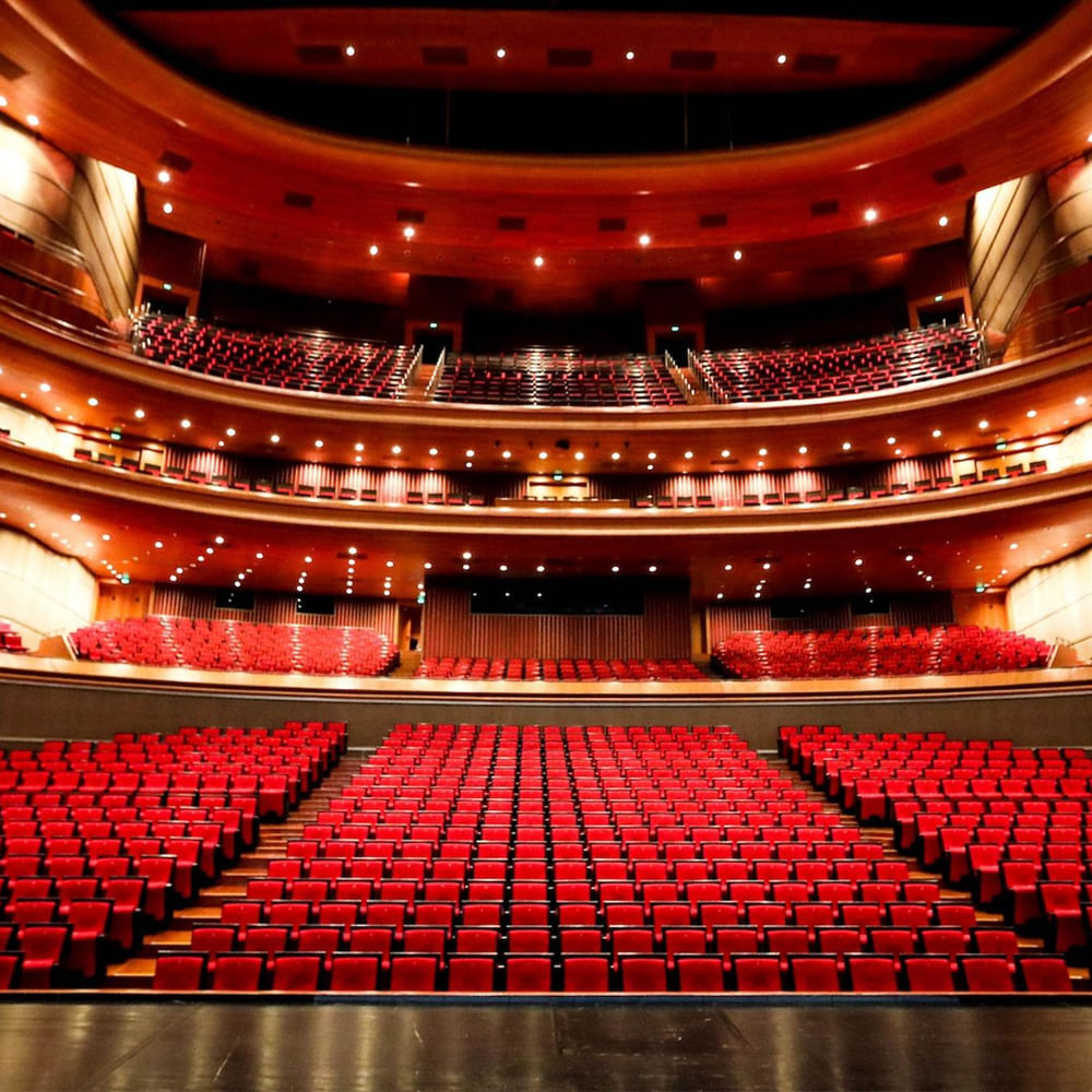 ఈ విషయంలో నిర్మాతలంతా కలిసి ఒక కాల్ తీసుకోలేకపోతున్నారు..? పెరిగిన టికెట్ రేట్లు సినిమాకు వరమా..? శాపమా..? ఆడియన్స్‌కు కంఫర్టబుల్ ప్రైస్‌లో సినిమా చూపించలేరా..? అనేది అర్థం కావట్లేదిప్పుడు. ఒకప్పుడు పెద్ద సినిమా వస్తుందంటే అభిమానుల్లో ఉత్సాహం.. ఆడియన్స్‌లో చూడాలనే ఆసక్తి ఉండేది. కానీ ఇప్పుడలా కాదు.. భారీ సినిమా వస్తుంటే టికెట్ రేట్ గుర్తుకొచ్చి ప్రేక్షకుడికి గుండెదడ మొదలవుతుంది. 