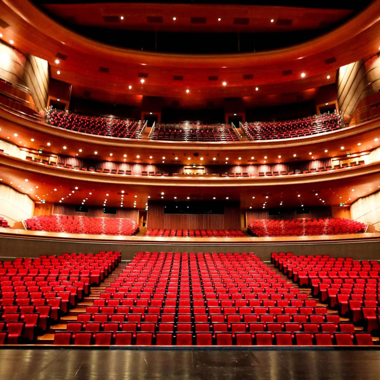 ఈ విషయంలో నిర్మాతలంతా కలిసి ఒక కాల్ తీసుకోలేకపోతున్నారు..? పెరిగిన టికెట్ రేట్లు సినిమాకు వరమా..? శాపమా..? ఆడియన్స్‌కు కంఫర్టబుల్ ప్రైస్‌లో సినిమా చూపించలేరా..? అనేది అర్థం కావట్లేదిప్పుడు. ఒకప్పుడు పెద్ద సినిమా వస్తుందంటే అభిమానుల్లో ఉత్సాహం.. ఆడియన్స్‌లో చూడాలనే ఆసక్తి ఉండేది. కానీ ఇప్పుడలా కాదు.. భారీ సినిమా వస్తుంటే టికెట్ రేట్ గుర్తుకొచ్చి ప్రేక్షకుడికి గుండెదడ మొదలవుతుంది. 