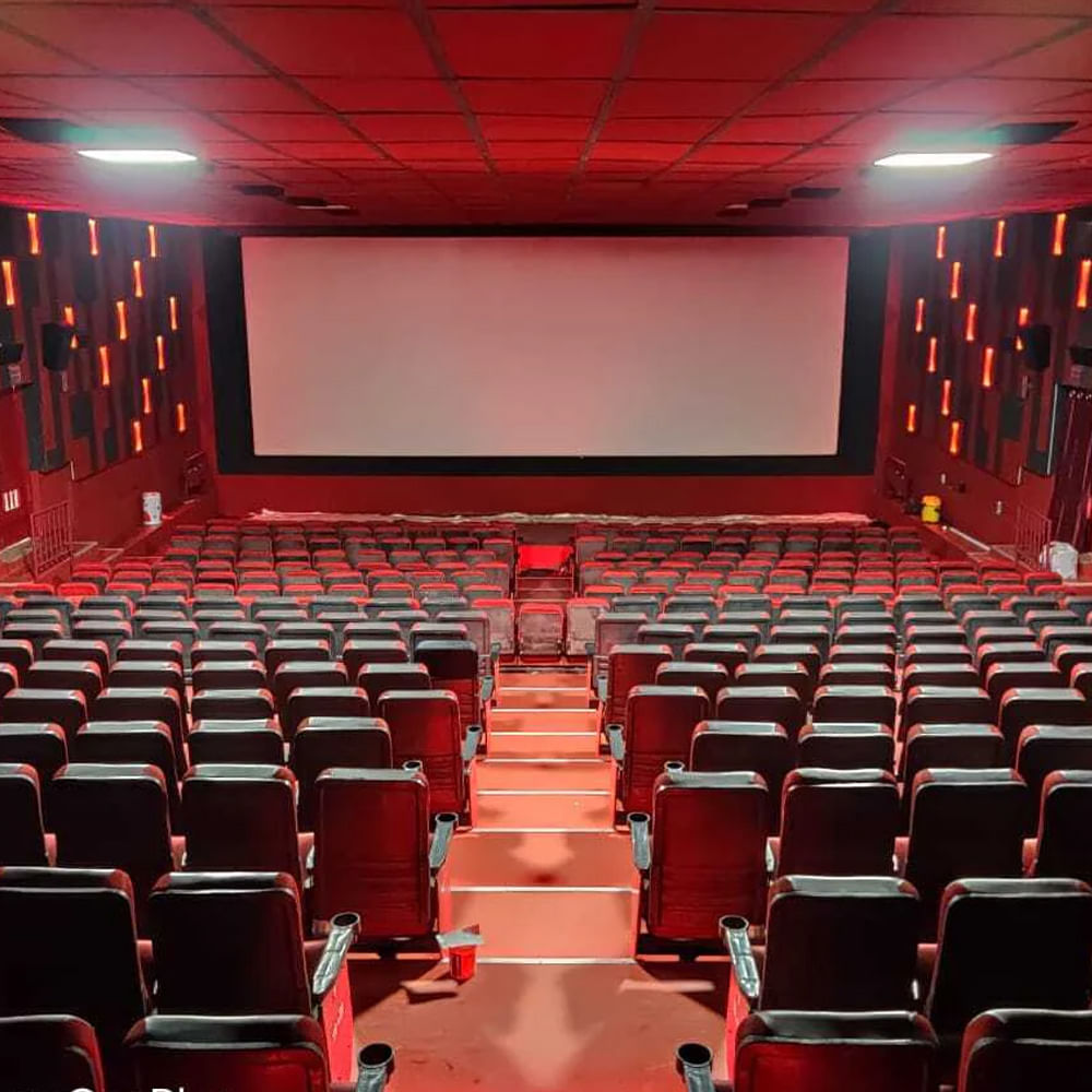 ఓ పెద్ద హీరో సినిమా చూడాలంటే టికెట్‌కు కనీసం 400 నుంచి 500 రూపాయలు ఖర్చు చేయాల్సి వస్తుందిప్పుడు. బడ్జెట్ లెక్కలు చూపి.. నిర్మాతలే అదనంగా పెంచేస్తున్నారు. ట్రిపుల్ ఆర్ నుంచి ఈ టికెట్ రేట్ల ఇష్యూ టాలీవుడ్‌లో నడుస్తుంది. ఆ సినిమాకు తెలంగాణ మల్టీప్టెక్స్‌లలో 450 రూపాయల రేట్ పెట్టారు. ఆ తర్వాత కేజియఫ్ 2, ఆచార్య సహా చాలా సినిమాలకు ఇదే కంటిన్యూ అయింది. 