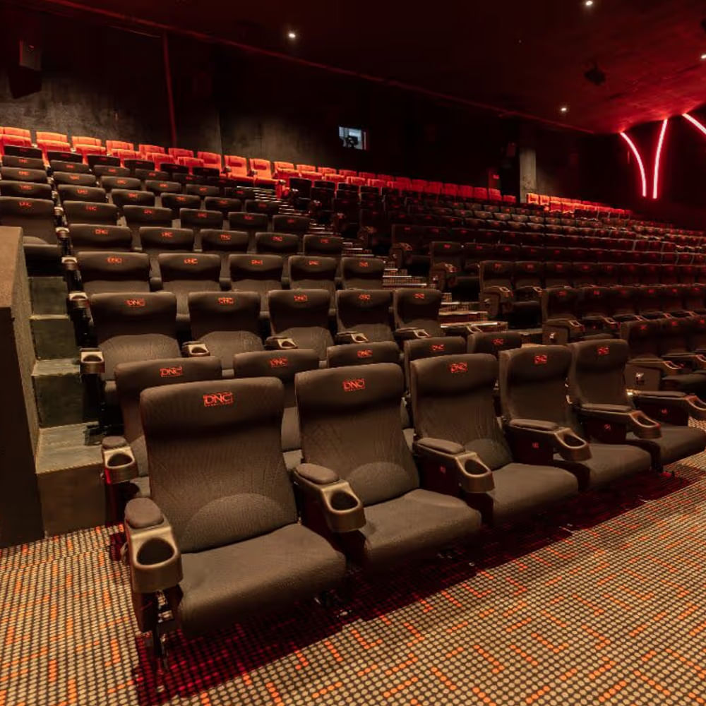 ఆల్రెడీ తెలంగాణలో 295 రూపాయల టికెట్ రేట్ ఉన్నా.. అదనంగా 75 నుంచి 100 రూపాయలు పెంచుకుంటున్నారు నిర్మాతలు. రేట్ పెంచుకోకపోతే సినిమాపై నమ్మకం లేదేమో అనే డౌట్ వస్తుందని.. ప్రస్టేజ్ ఇష్యూగా తీసుకుంటున్నారు నిర్మాతలు. సంక్రాంతికి వస్తున్నాం, తండేల్ లాంటి మీడియం రేంజ్ సినిమాలకు కూడా టికెట్ రేట్లు పెంచేస్తున్నారు మేకర్స్. పెద్ద సినిమాలకైతే ఓకే గానీ.. నార్మల్ సినిమాలకు రేట్లు పెంచడమే సమస్యగా మారుతుంది. 