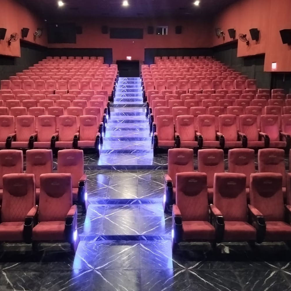 హైక్స్ సినిమాను కాపాడాలి గానీ.. భస్మాసుర హస్తంగా మారకూడదు కదా..? ఇది అర్థం చేసుకునే ఈ మధ్య కొన్ని సినిమాలు మామూలు రేట్లతోనే విడుదలయ్యాయి. అలా చేసినా కూడా ఆడియన్స్ సినిమా చూస్తారనే గ్యారెంటీ లేదు. ఎందుకంటే వార్ 2, కూలీ సినిమాలకు ఎలాంటి రేట్లు పెరగలేదు అయినా కూడా ఆడియన్స్ చూడలేదు. మరోవైపు మిరాయ్ సినిమాకు రేట్లు పెంచబోమని చెప్పారు నిర్మాతలు. మిగిలిన సినిమాలకు కూడా ఇదే అప్లై చేస్తారా లేదా అనేది చూడాలి. 