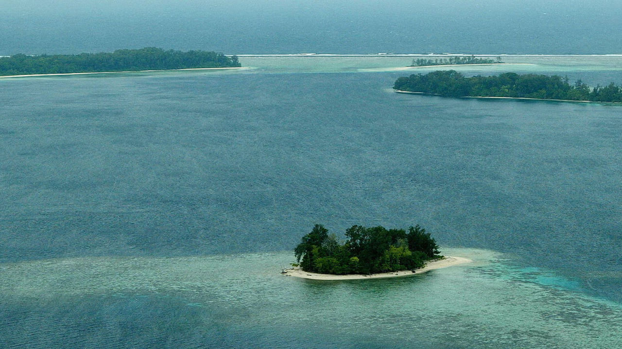 గత దశాబ్దాలలో అనేక లోతట్టు దీవులు జాడ లేకుండా అదృశ్యమయ్యాయి. అదే విధంగా వాతావరణ మార్పుల వల్ల సముద్ర మట్టాలు పెరుగుతూ రానున్న 80 నుంచి 100 సంవత్సరాలలో అనేక ద్వీప దేశాలు కనుమరుగయ్యే ప్రమాదాన్ని ఎదుర్కొంటున్నాయి. మాల్దీవులు, మైక్రోనేషియా, కిరిబాటి, తువాలు, వనువాటు ద్వీప దేశాలు కనుమరుగయ్యే ద్వీపాల సముద్రంలో కలిసి అదృశ్యం అయ్యే అవకాశం ఉంది. సముద్ర మట్టం పెరగడానికి ప్రధానంగా హిమానీనదాలు కరగడం, గ్లోబల్ వార్మింగ్ కారణంగా నీటి ఉష్ణ విస్తరణ కారణమని చెబుతున్నారు. 
