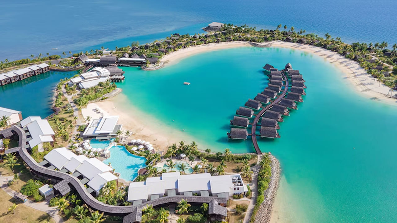 
ఫిజీ: దక్షిణ పసిఫిక్ మహాసముద్రంలో ఉన్న ఒక ద్వీప దేశం ఫిజీ. అందమైన బీచ్‌లతో పర్యాటకులను ఆకర్షించే ఫిజీ దేశం కూడా ప్రమాదంలో ఉంది. రోజు రోజుకీ పెరుగుతున్న సముద్ర మట్టం ఫిజీలోని పసిఫిక్ దీవులకు పెను ప్రమాదాన్ని తెచ్చిపెట్టింది. ఇప్పటికే  కొన్ని గ్రామాలను.. ప్రజలను ఎత్తైన ప్రాంతాలకు తరలించారు. దీవులలోని కొన్ని ప్రాంతాలు 15 నుంచి 20 మీటర్ల తీరప్రాంతాలను కోల్పోయినట్లు నివేదించాయి.
అయితే సముద్ర మట్టం పెరగడం వల్ల భవిష్యత్తులో ఈ అందమైన దేశం సముద్రంలో కలిసి పోతుందని శాస్త్రవేత్తలు ఆందోళన వ్యక్తం చేస్తున్నారు. 
