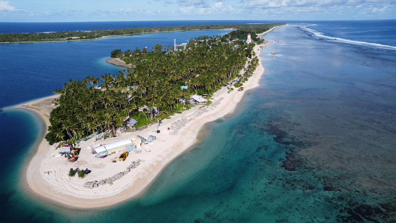 తువాలు: ఆస్ట్రేలియాకు ఈశాన్యాన పసిఫిక్‌మహా సముద్రంలో ఉన్న తువాలు ద్వీప దేశం. ఈ ద్వీప దేశం మొత్తం తొమ్మిది దీవులు సముదాయం. వీటిలో అయిదు పగడపు దీవులు. సముద్ర మట్టాలు పెరగడం వల్ల సముద్రంలో కలిసి పోయే ద్వీపంలో తువాలు ఒకటి. ఈ ద్వీప దేశం గ్లోబల్ వార్మింగ్ కు బలి అవుతున్న ప్రపంచంలోనే తొలి దేశంగా నిలిచింది. అత్యల్ప జనాభా కలిగిన దేశం తువాలు. దేశ జనాభా సుమారు 11,200 మంది. అయితే గ్లోబల్ వార్మింగ్ ప్రభావంతో తువాలు దీవి చుట్టూ సముద్ర మట్టం పెరగడం ప్రారంభమైంది. ఐలాండ్ కొద్ది కొద్దిగా సముద్రంలో కలిసిపోవడం మొదలైంది. ఈ ద్వీప దేశం మరికొన్ని ఏళ్లలో కనుమరుగు కానుంది. దీంతో తువాలు ఇప్పటికే తన పౌరులను ఇతర దేశాలకు తరలించడానికి చర్యలు తీసుకుంటోంది. 
