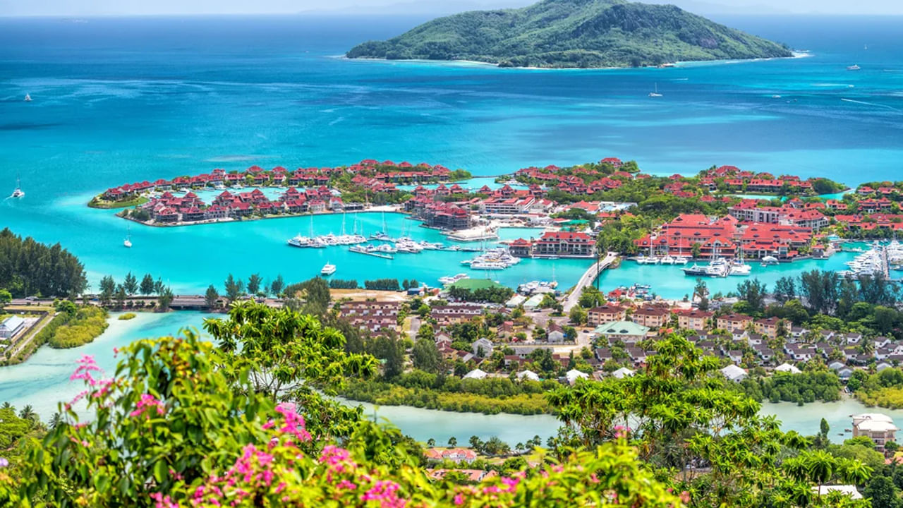 
సీషెల్స్: హిందూ మహాసముద్రంలో ఒక ద్వీపసమూహ దేశం. దేశంలోని దాదాపు 85% అభివృద్ధి పనులు తీరప్రాంతంలో ఉన్నాయి. కేవలం 1 మీటర్ సముద్ర మట్టం పెరగడం వల్ల దాని భూభాగంలో 70% నష్టం వాటిల్లుతుందని శాస్త్రవేత్తలు చెబుతున్నారు. 