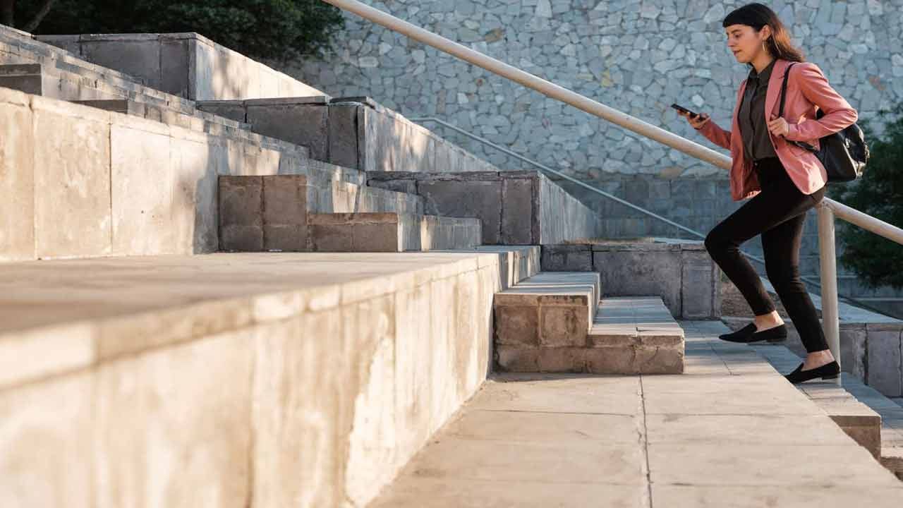 వ్యాయామం చేయడానికి సమయం లేనివారు లేదా జిమ్ సదుపాయం లేని వారికి ఇలా మెట్లు ఎక్కడం అనేది ఎంతగానో ఉపయోగపడుతుందని చెబుతున్నారు. బరువు తగ్గేందుకు ప్రయత్నిస్తున్నవారు కూడా ఎక్కువగా మెట్లు ఎక్కడానికి ఆసక్తి చూపిస్తుంటారు. 