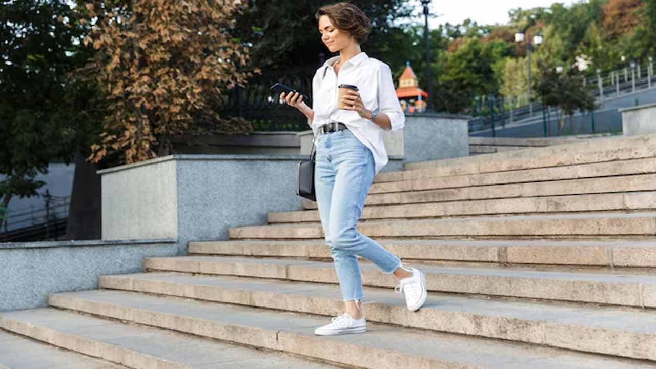 మెట్లు ఎక్కడం కాలు కండరాలను బలోపేతం చేసే వ్యాయామం. క్రమం తప్పకుండా మెట్లు ఎక్కితే కాలు కండరాలు బలంగా మారుతాయి. ప్రతిరోజు మెట్లు ఎక్కితే రక్తపోటు తగ్గి.. రక్త ప్రసరణ మెరుగుపడుతుంది. మెట్లు ఎక్కితే ఎముకల ఆరోగ్యం బలపడుతుంది. కీళ్ల ఆరోగ్యం మెరుగుపడుతుంది.