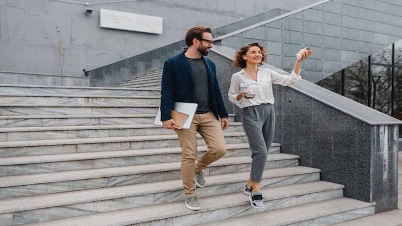 మెట్లు ఎక్కడం వల్ల కేలరీలను కరిగించి బరువు తగేలా చేస్తుందని ఇటీవల పలు అధ్యయనాలు వెల్లడించాయి. ఇది కండరాలను దృఢంగా చేయడానికి సాయపడుతుంది. మెట్లు ఎక్కడం వల్ల శరీరంలోని కీలక కండరాలపై ఎక్కువ ప్రభావం పడుతుందని నిపుణులు చెబుతున్నారు.