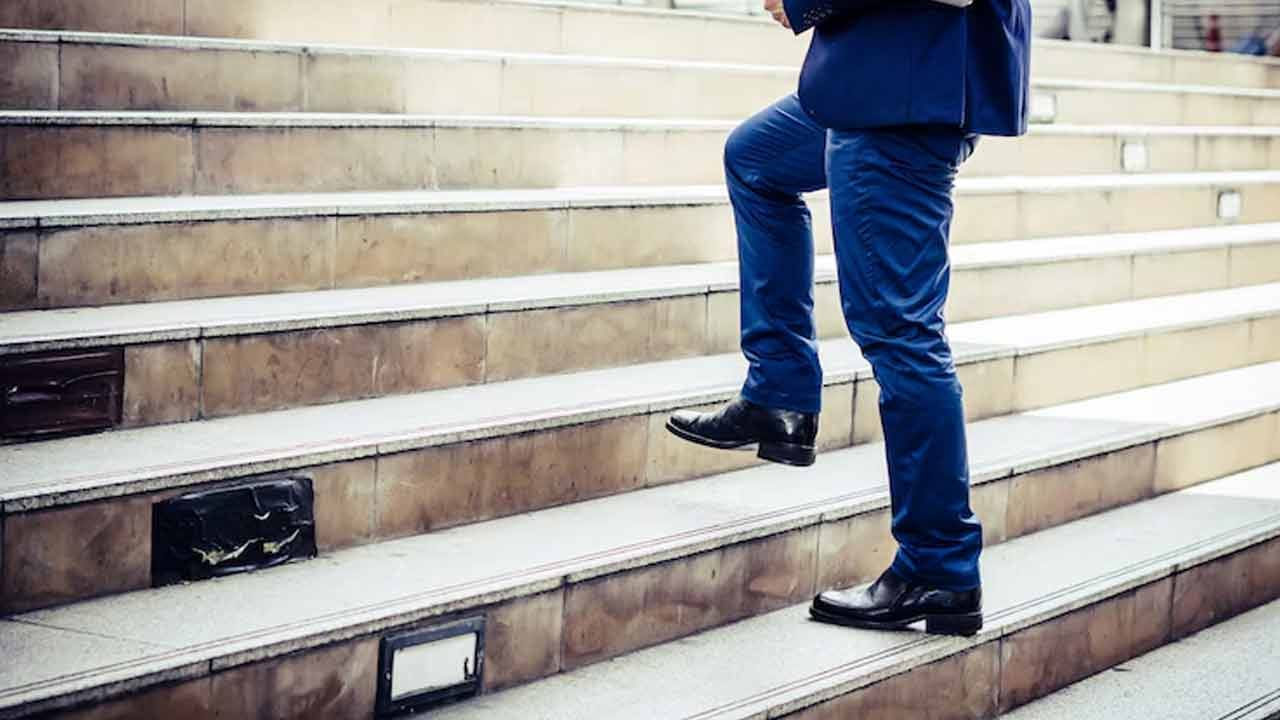 వాకింగ్ లాంటి యాక్టివిటీలతో పోలిస్తే మెట్లు ఎక్కడం వల్ల ఎక్కువ కేలరీలు కరిగినట్లు పరిశోధకులు వివరించారు. మెట్లు ఎక్కడం వల్ల నిమిషానికి సుమారుగా 8నుంచి 11 కేలరీలు కరిగే అవకాశం ఉన్నట్లు పేర్కొన్నారు. వారంలో ఐదురోజుల పాటు సుమారు 30 నిమిషాలు మెట్లు ఎక్కడం వల్ల బరువు తగ్గుతారని నిపుణులు చెబుతున్నారు. 